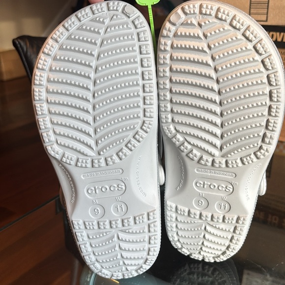 Crocs Classic Silver Glitter Clogs in Size M9/W11 BNWT - Picture 9 of 14